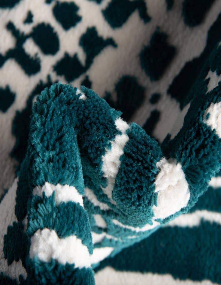 Detail image of  4' x 4' Vince Camuto Round Rug