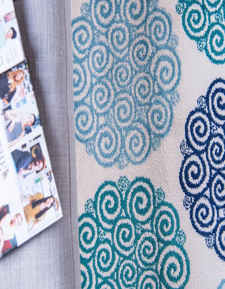 Detail image of Jane Seymour 2' x 6' Open Hearts Runner Rug