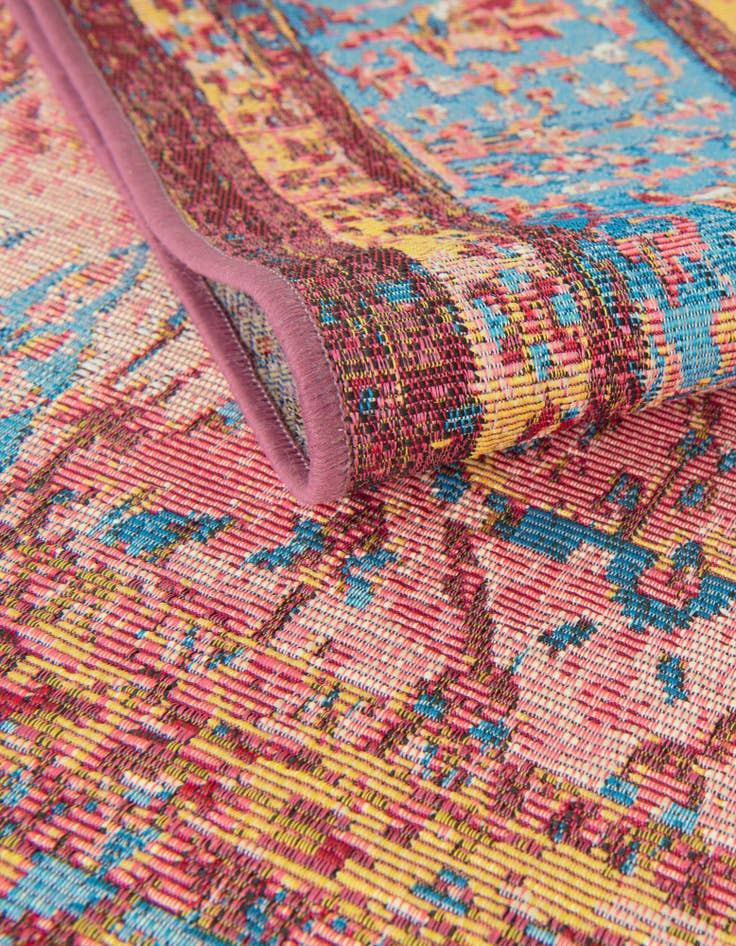 Detail image of  7' 10 x 7' 10  Washable Traditional Indoor / Outdoor Square Rug