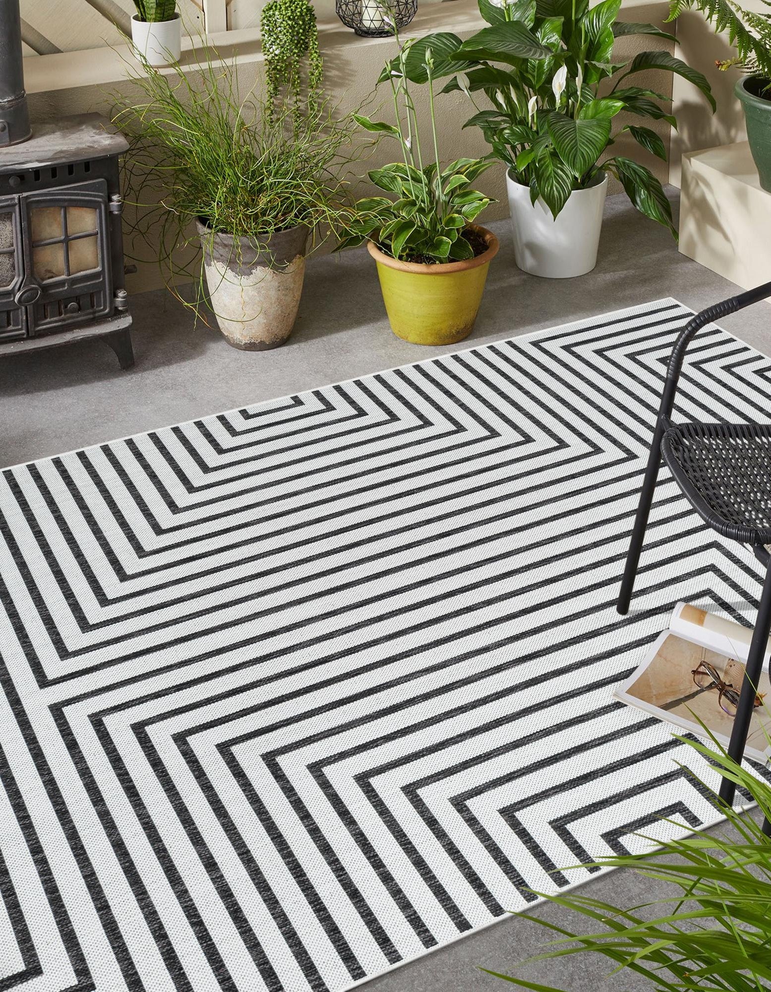 White and Black 4' x 6' Modern Indoor / Outdoor Rug | Rugs.com