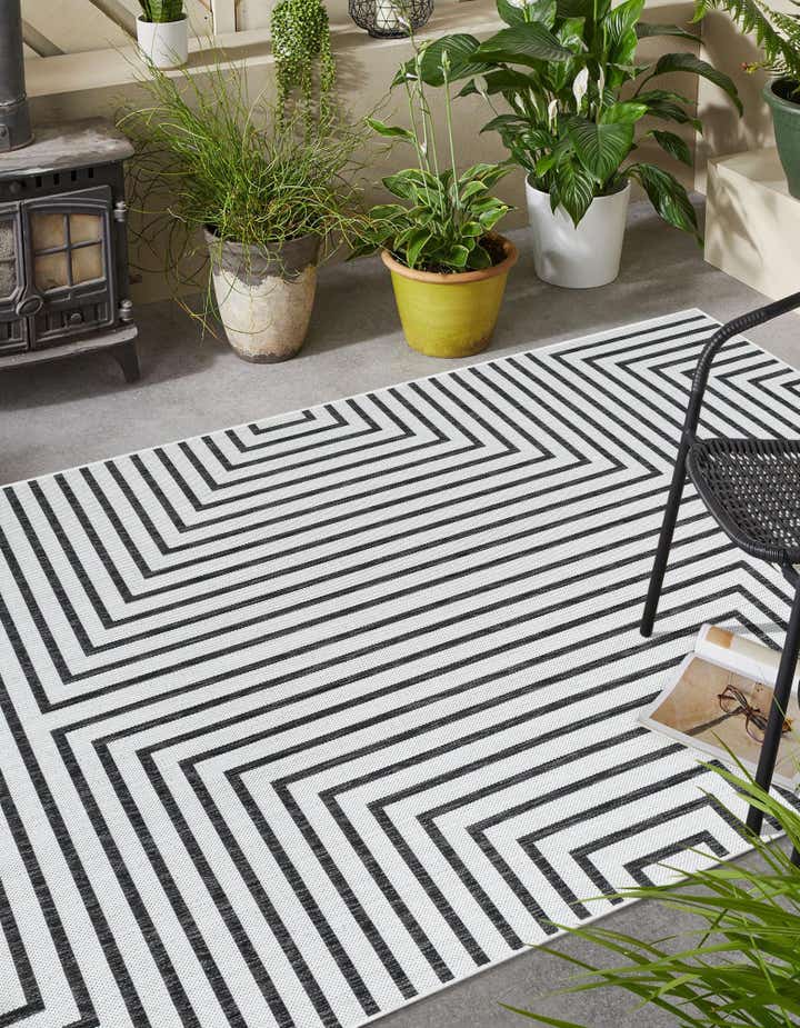 White and Black 4' x 6' Modern Indoor / Outdoor Rug | Rugs.com
