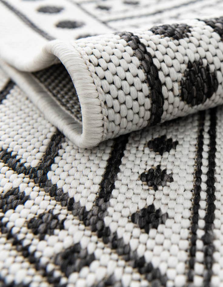 Detail image of  4' x 6'  Washable Traditional Indoor / Outdoor Rug