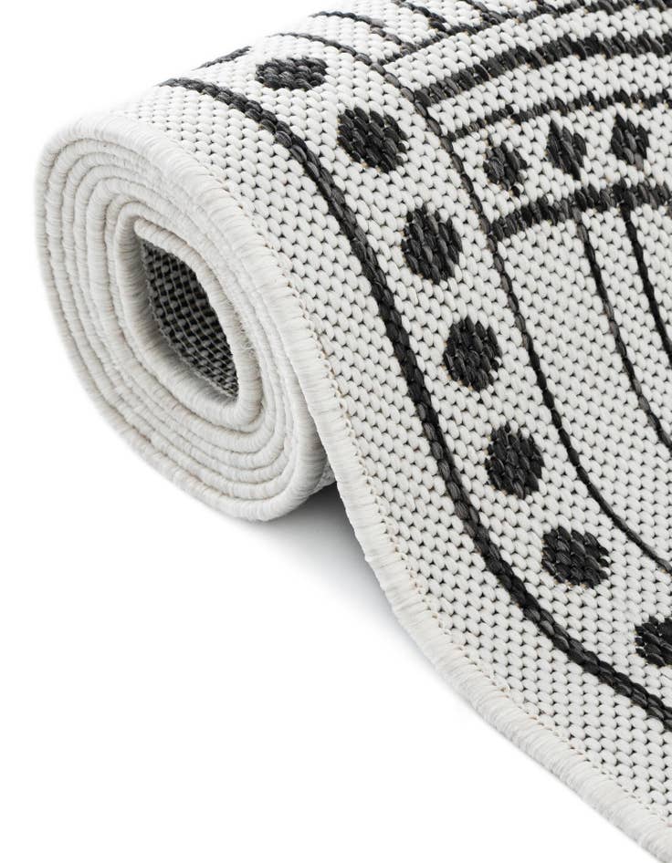 Detail image of  4' x 6'  Washable Traditional Indoor / Outdoor Rug