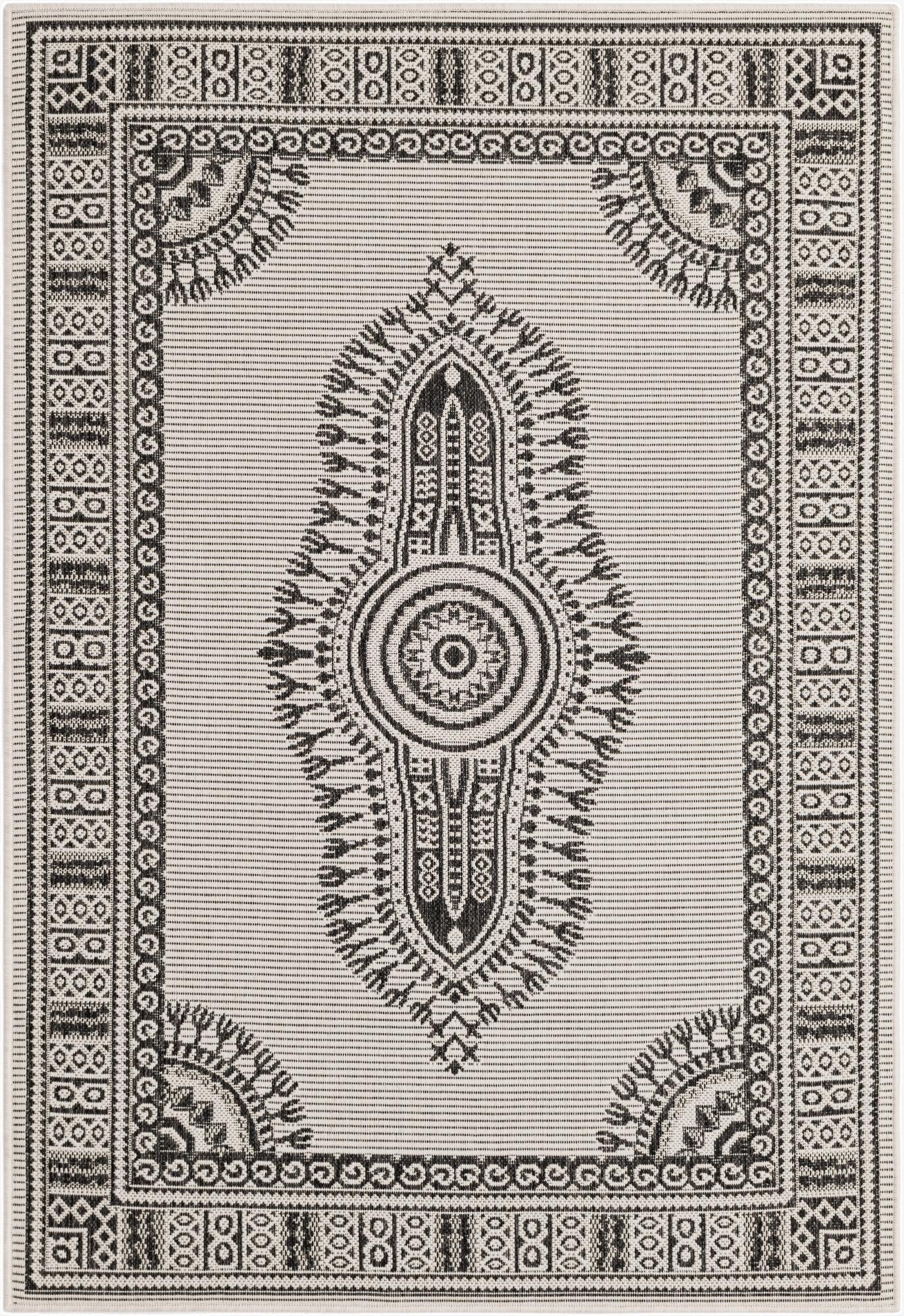  4' x 6'  Washable Traditional Indoor / Outdoor Rug