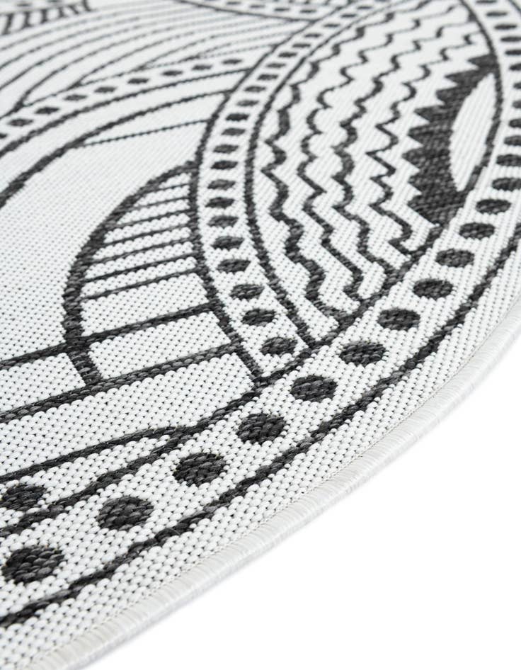 Detail image of  3' 1 x 3' 1  Washable Traditional Indoor / Outdoor Round Rug