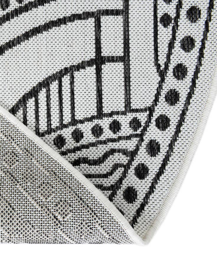 Detail image of  3' 1 x 3' 1  Washable Traditional Indoor / Outdoor Round Rug