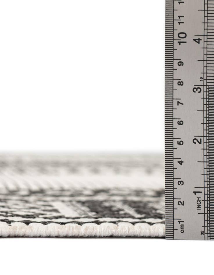 Detail image of  7' 10 x 7' 10  Washable Traditional Indoor / Outdoor Round Rug