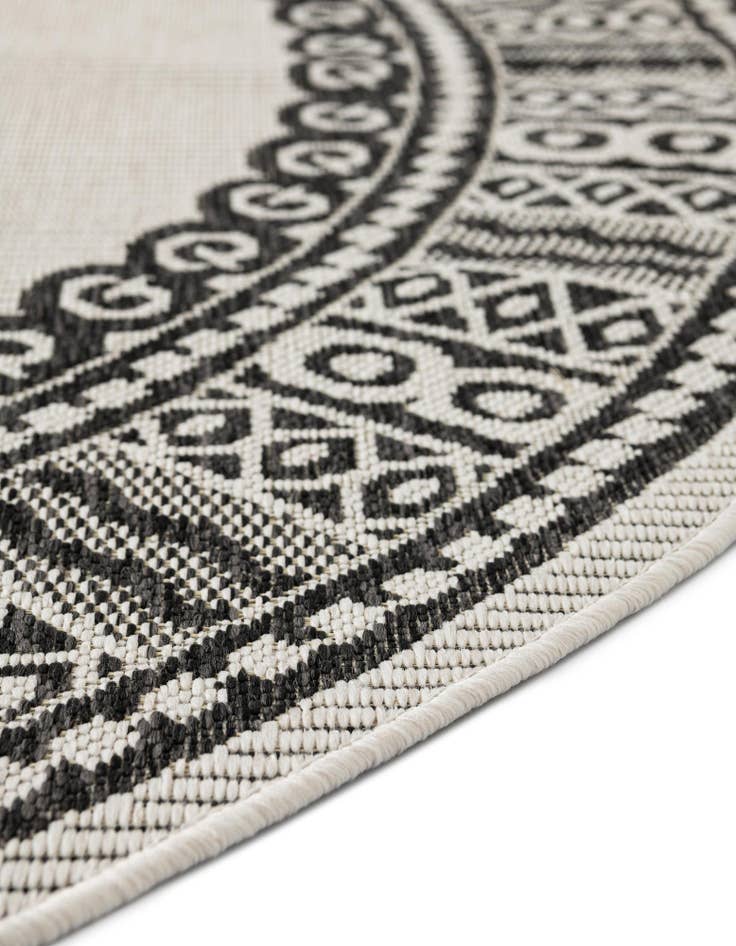 Detail image of  7' 10 x 7' 10  Washable Traditional Indoor / Outdoor Round Rug