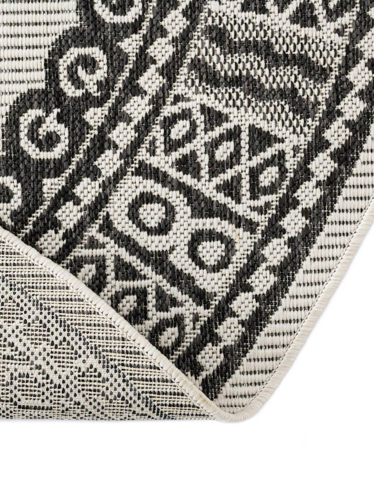 Detail image of  7' 10 x 7' 10  Washable Traditional Indoor / Outdoor Round Rug