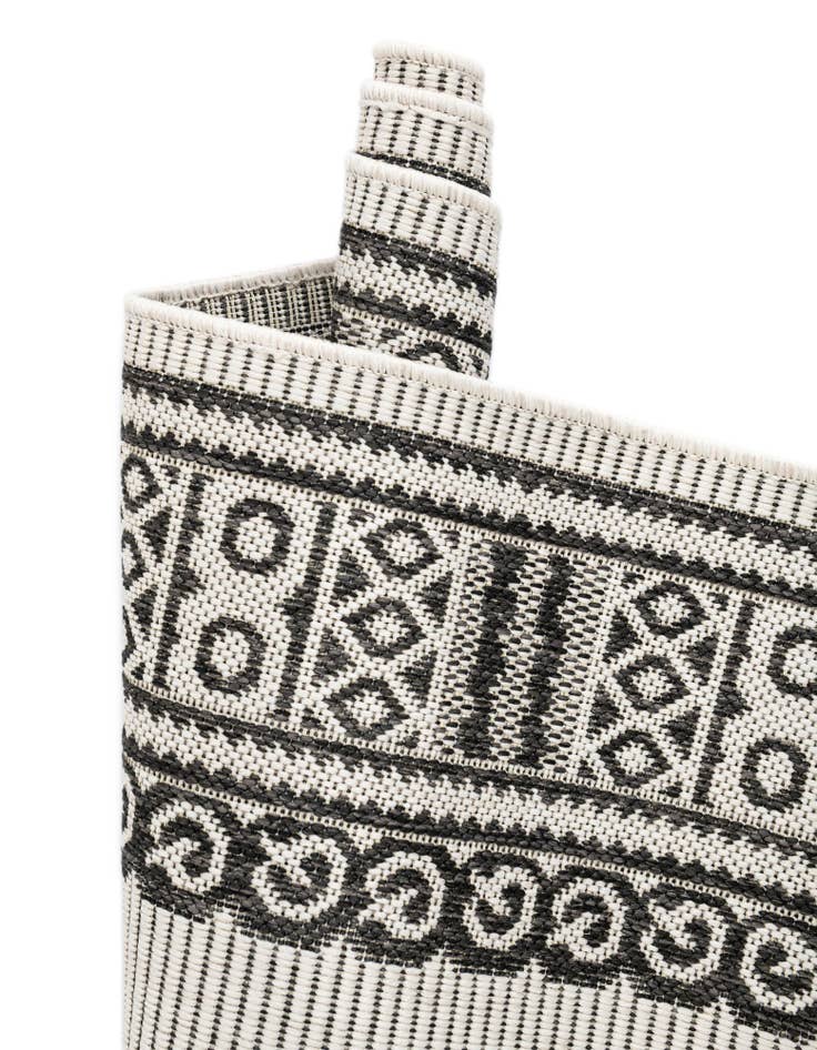 Detail image of  7' 10 x 7' 10  Washable Traditional Indoor / Outdoor Round Rug