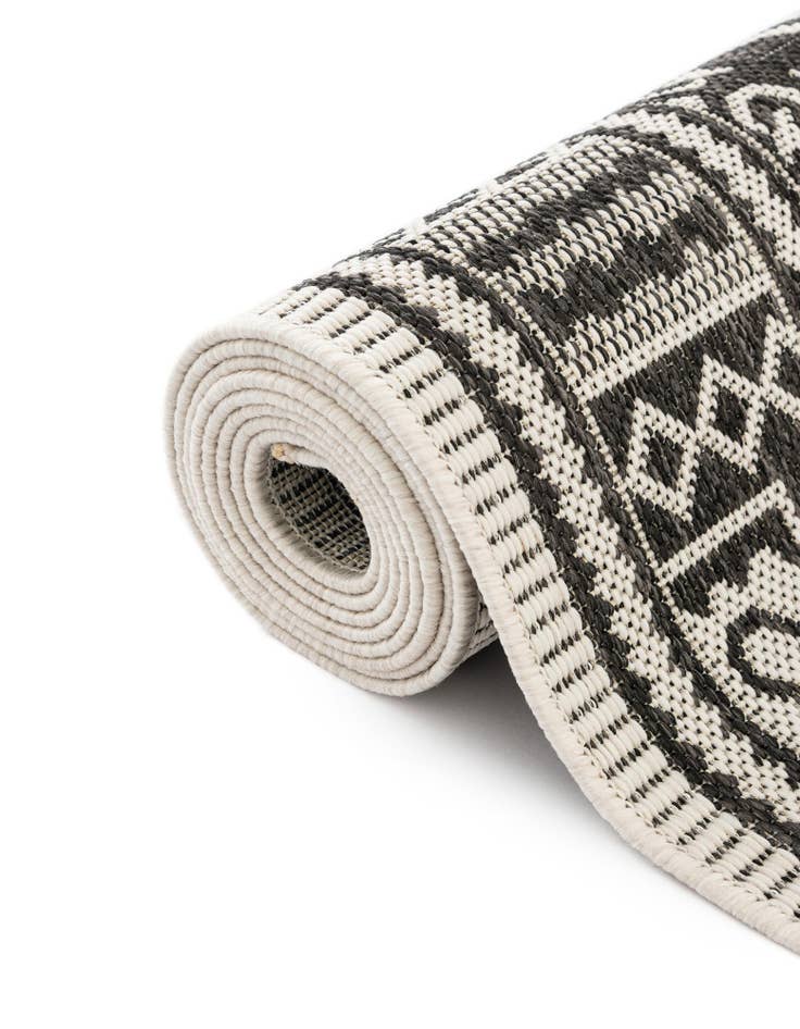 Detail image of  7' 10 x 7' 10  Washable Traditional Indoor / Outdoor Round Rug