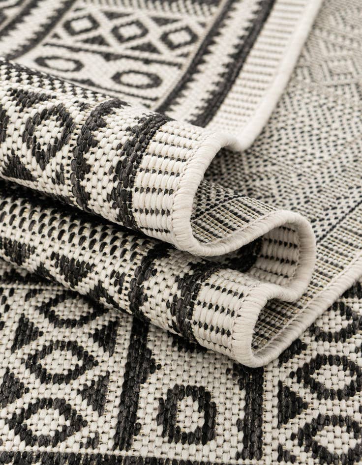 Detail image of  7' 10 x 7' 10  Washable Traditional Indoor / Outdoor Round Rug