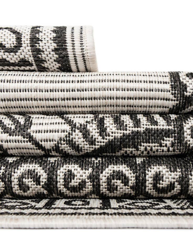 Detail image of  7' 10 x 7' 10  Washable Traditional Indoor / Outdoor Round Rug