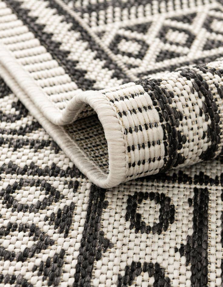 Detail image of  7' 10 x 7' 10  Washable Traditional Indoor / Outdoor Square Rug