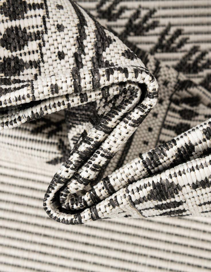 Detail image of  7' 10 x 7' 10  Washable Traditional Indoor / Outdoor Square Rug