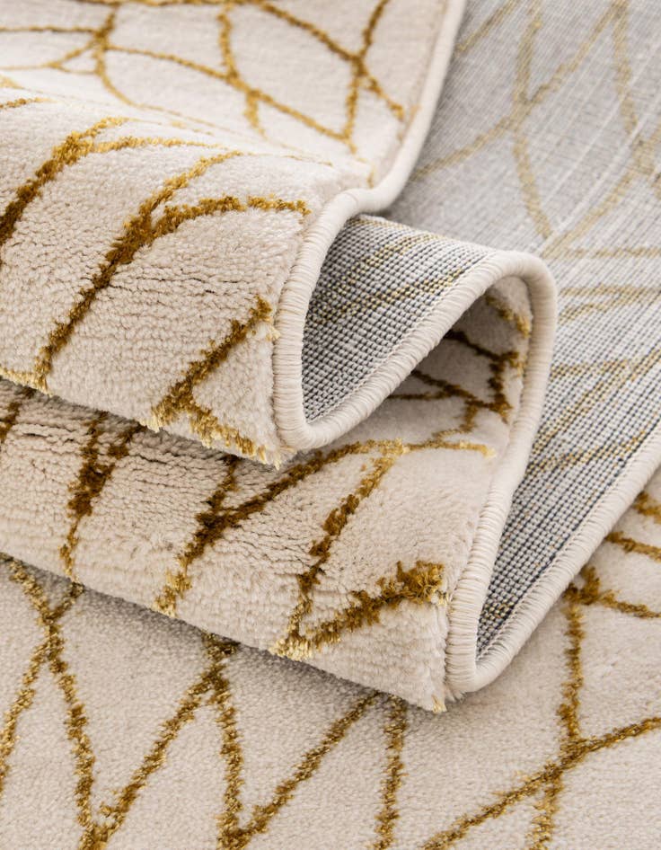 Detail image of  7' 10 x 10'  Marilyn Monroe™ Glam Dahlia Oval Rug