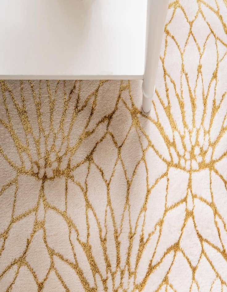 Detail image of  7' 10 x 10'  Marilyn Monroe&trade; Glam Dahlia Rug