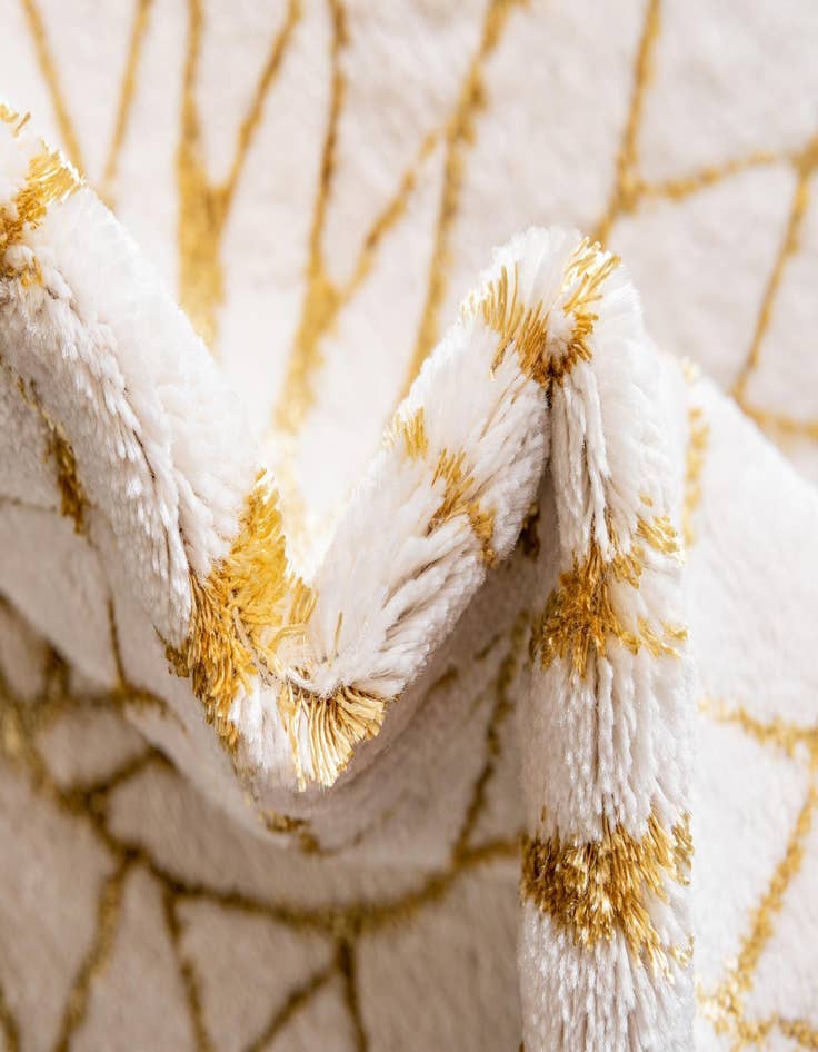 Detail image of  7' 10 x 10'  Marilyn Monroe™ Glam Dahlia Rug