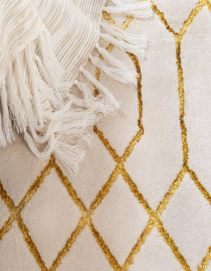 Detail image of  4' x 6'  Marilyn Monroe™ Glam Trellis Rug