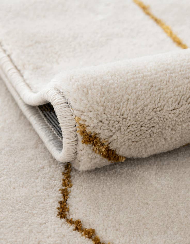 Detail image of  4' x 6'  Marilyn Monroe™ Glam Trellis Rug