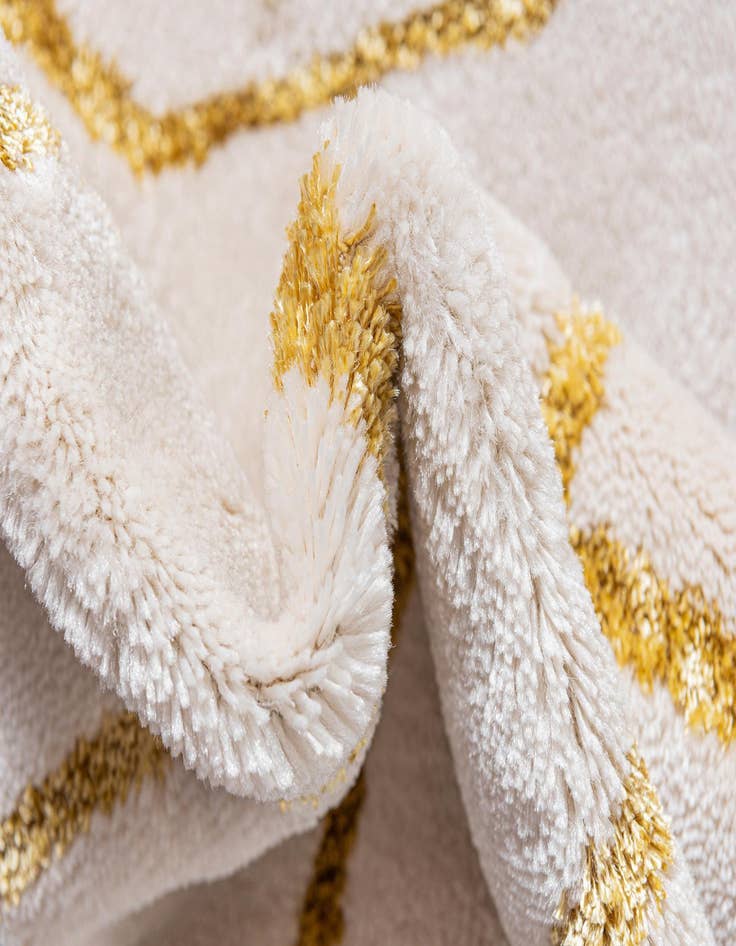 Detail image of  2' 7 x 12'  Marilyn Monroe™ Glam Trellis Runner Rug