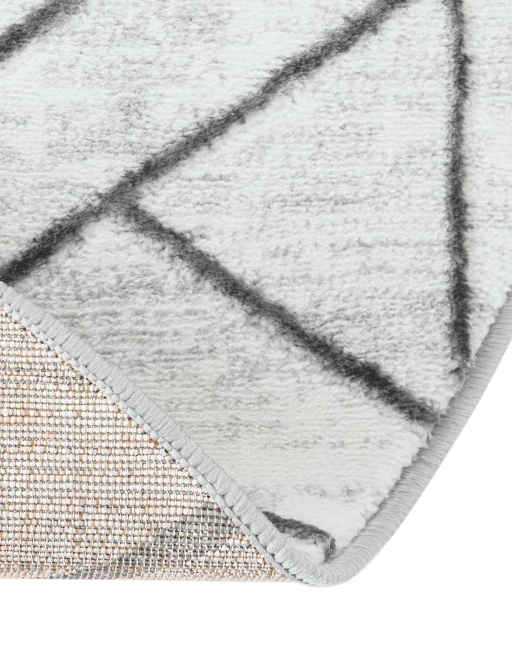 Detail image of  5' 3 x 8' Lattice Trellis Oval Rug