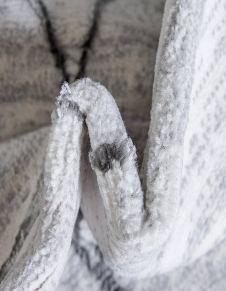 Detail image of  5' 3 x 8' Lattice Trellis Oval Rug