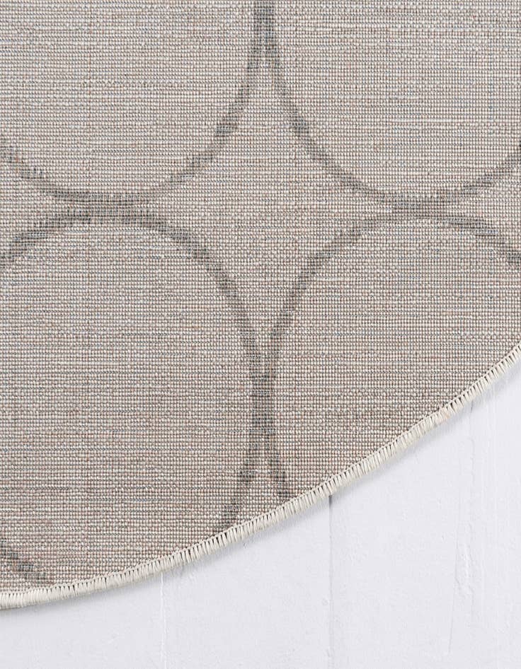 Detail image of  5' 3 x 8' Lattice Trellis Oval Rug