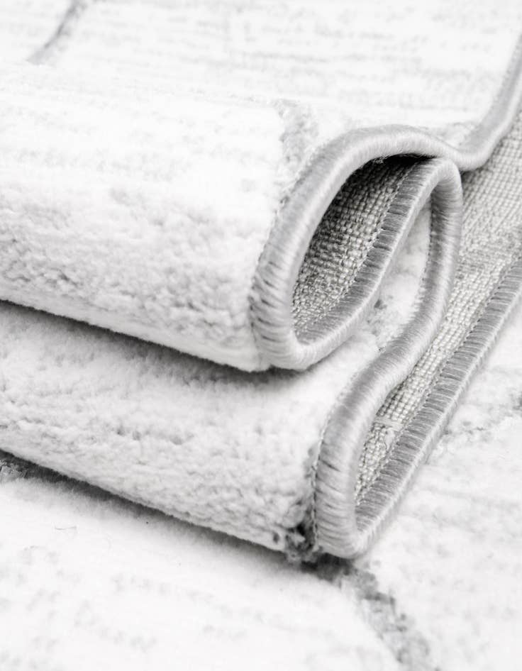 Detail image of  5' 3 x 8' Lattice Trellis Oval Rug