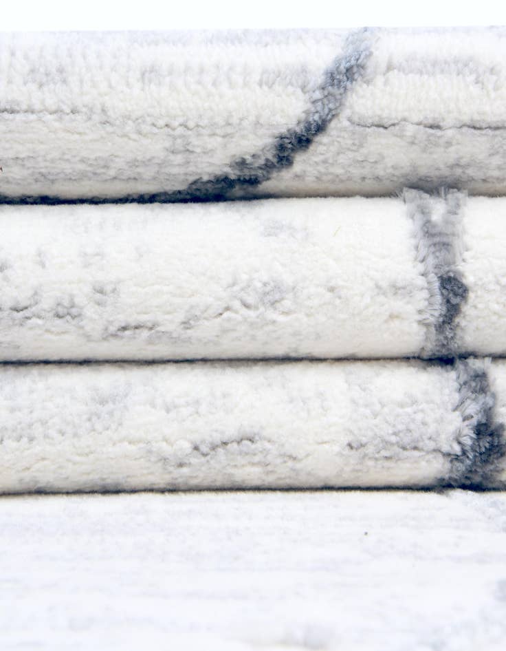 Detail image of  5' 3 x 8' Lattice Trellis Oval Rug