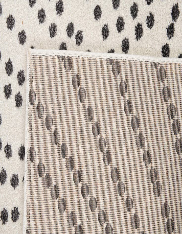 Detail image of  5' 3 x 7' 9 Savannah Rug