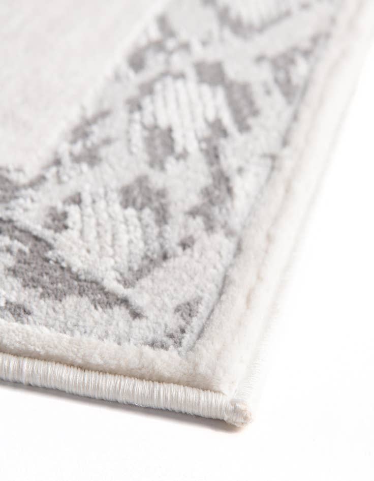 Detail image of  4' x 6' Vince Camuto Rug