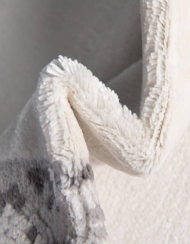 Detail image of  4' x 6' Vince Camuto Rug