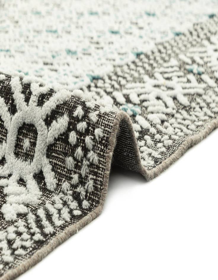 Detail image of  6' 8 x 9' 5 Vintage Royal Rug