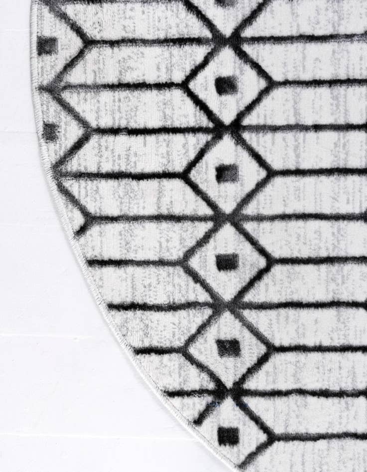 Detail image of  8' x 8' Lattice Trellis Round Rug