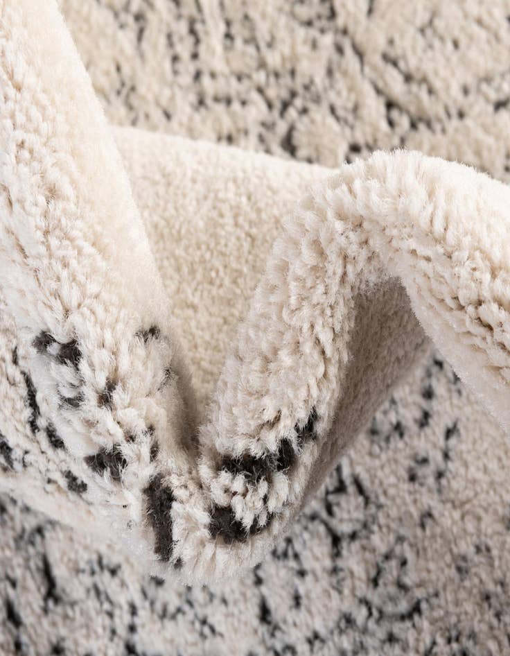 Detail image of  2' 7 x 10' Isabella Runner Rug