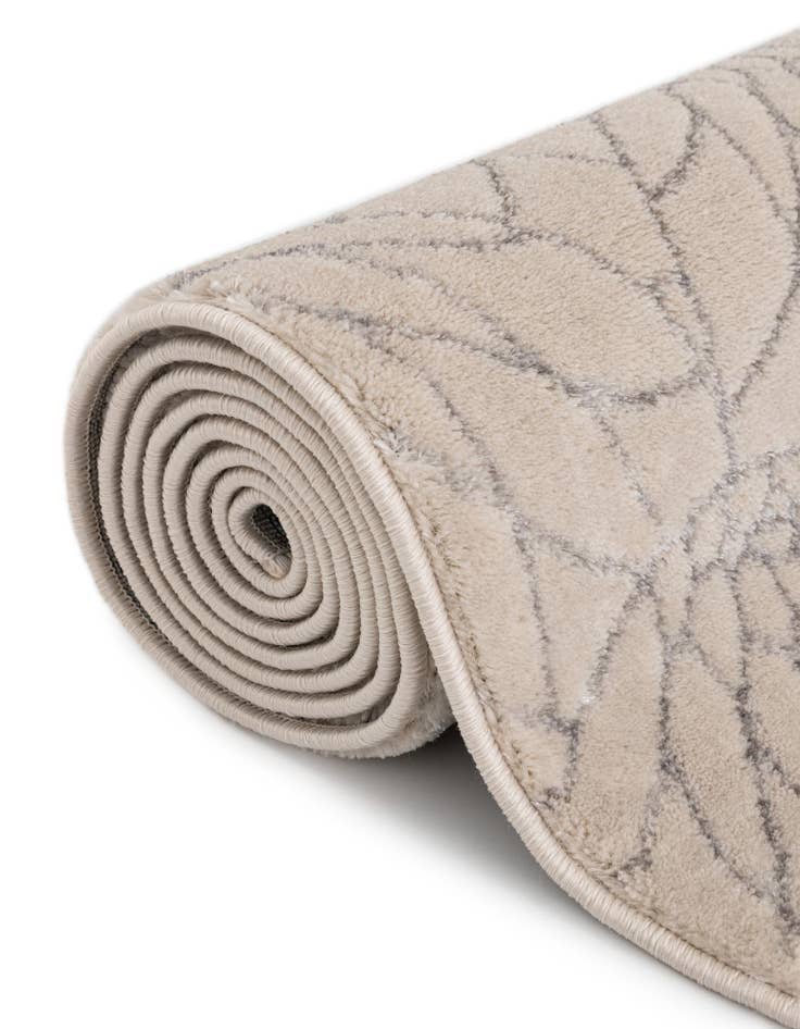 Detail image of  7' x 10'  Marilyn Monroe&trade; Glam Dahlia Rug