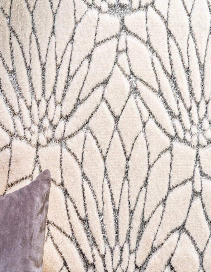 Detail image of  7' x 10'  Marilyn Monroe&trade; Glam Dahlia Rug