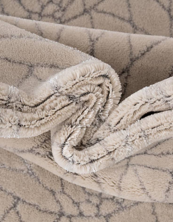 Detail image of  7' x 10'  Marilyn Monroe&trade; Glam Dahlia Rug