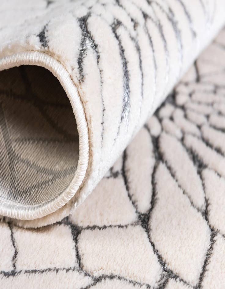 Detail image of  4' x 6'  Marilyn Monroe™ Glam Dahlia Rug