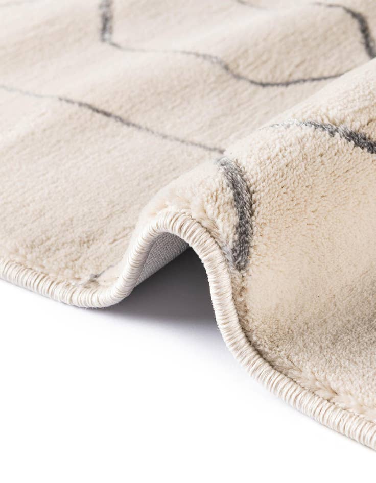 Detail image of  7' 10 x 7' 10  Marilyn Monroe&trade; Glam Trellis Round Rug