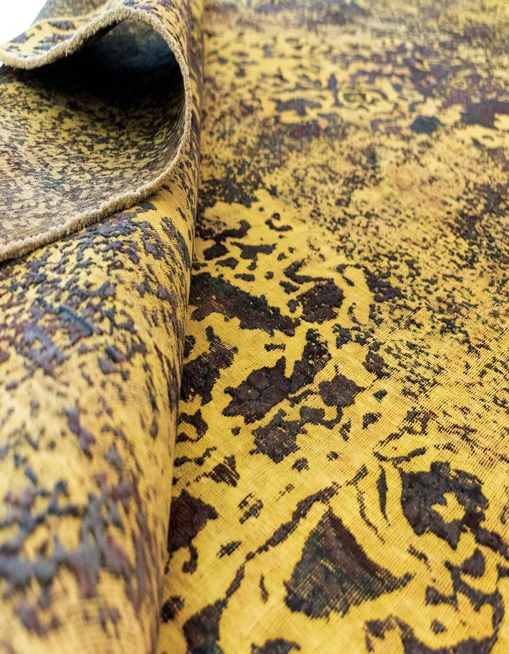 Detail image of  6' 6 x 10' 11 Vintage Royal Wool Rug