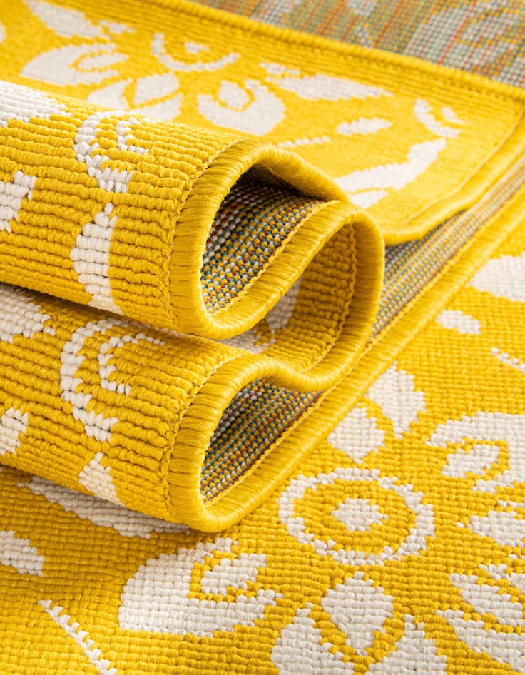 Detail image of  2' 7 x 10'  Washable Lattice Indoor / Outdoor Runner Rug